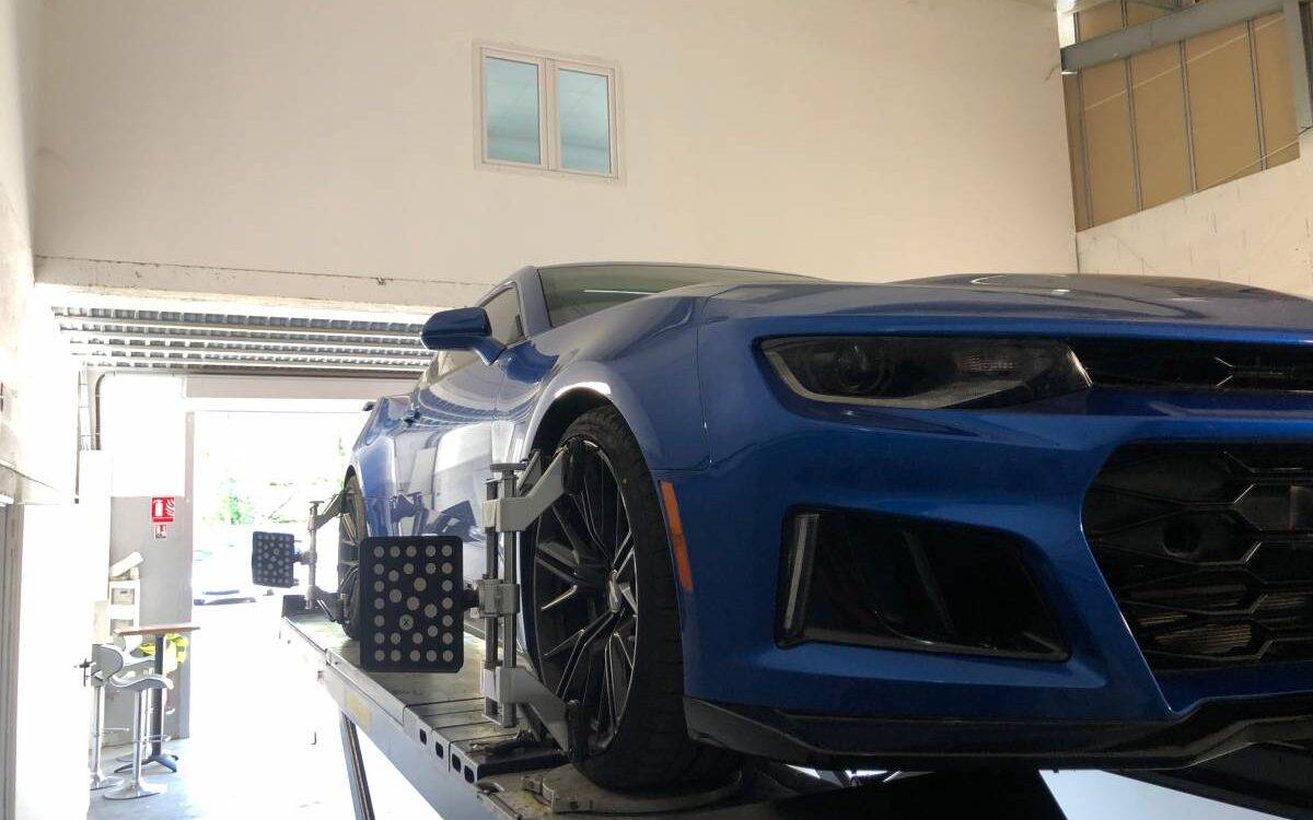 Réglage parallélisme (géométrie) sur une Chevrolet Camaro au garage Fastires à Colmar Cernay