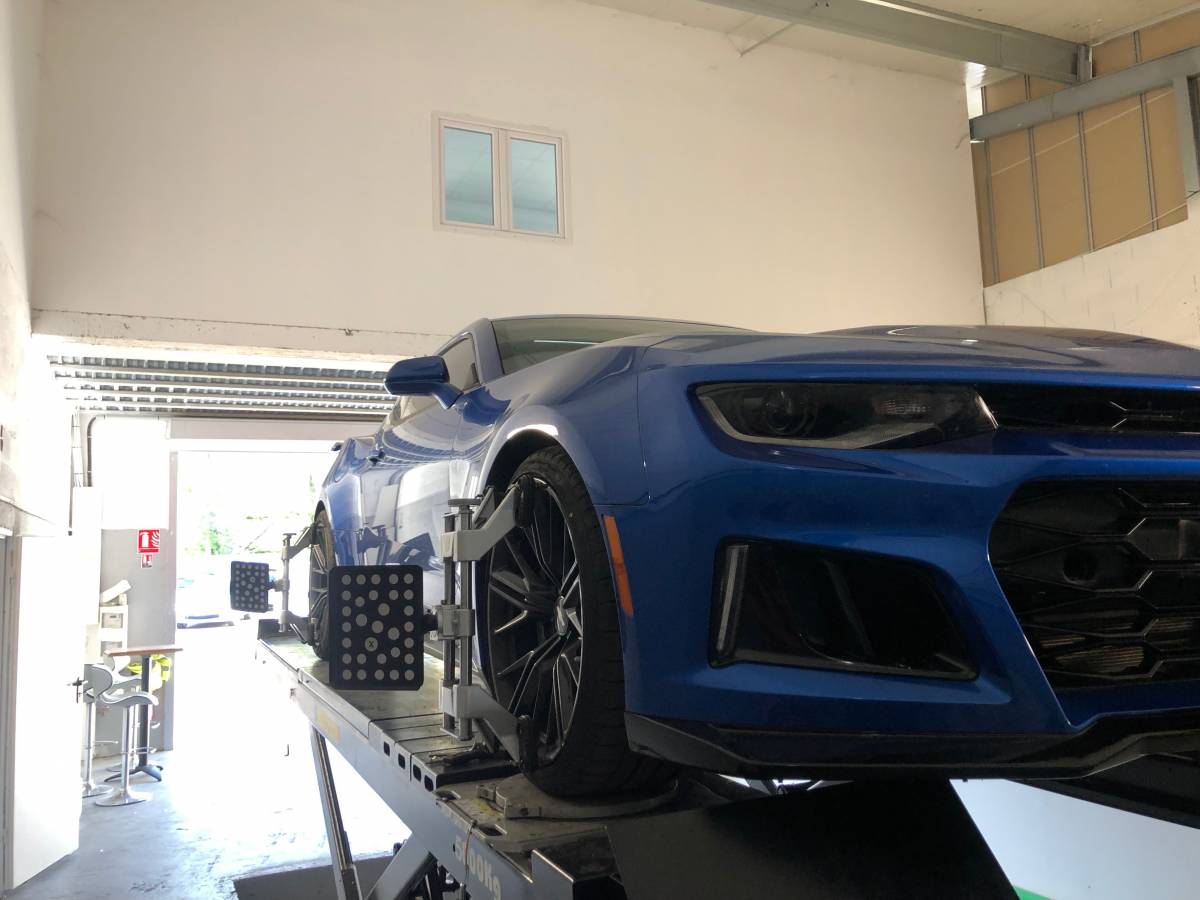 Réglage parallélisme (géométrie) sur une Chevrolet Camaro au garage Fastires à Colmar Cernay