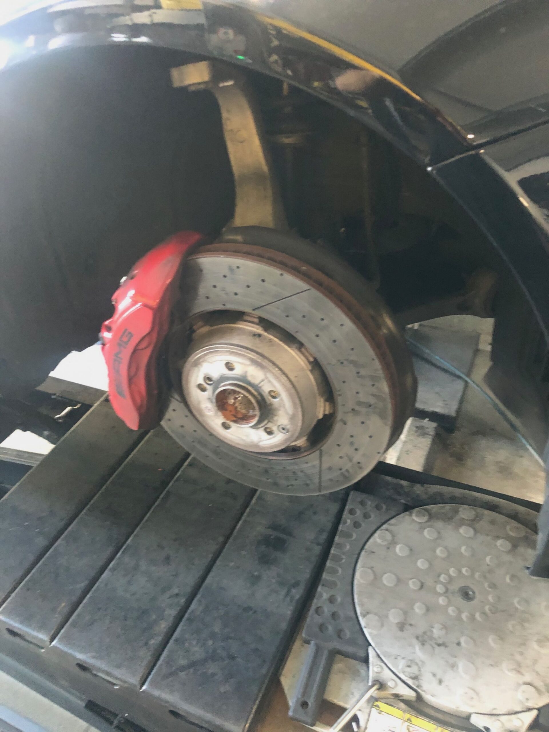 Remplacement des plaquettes de freins sur une Mercedes C63 AMGS au Garage Fastries à Colmar dans le Haut-Rhin Cernay 2